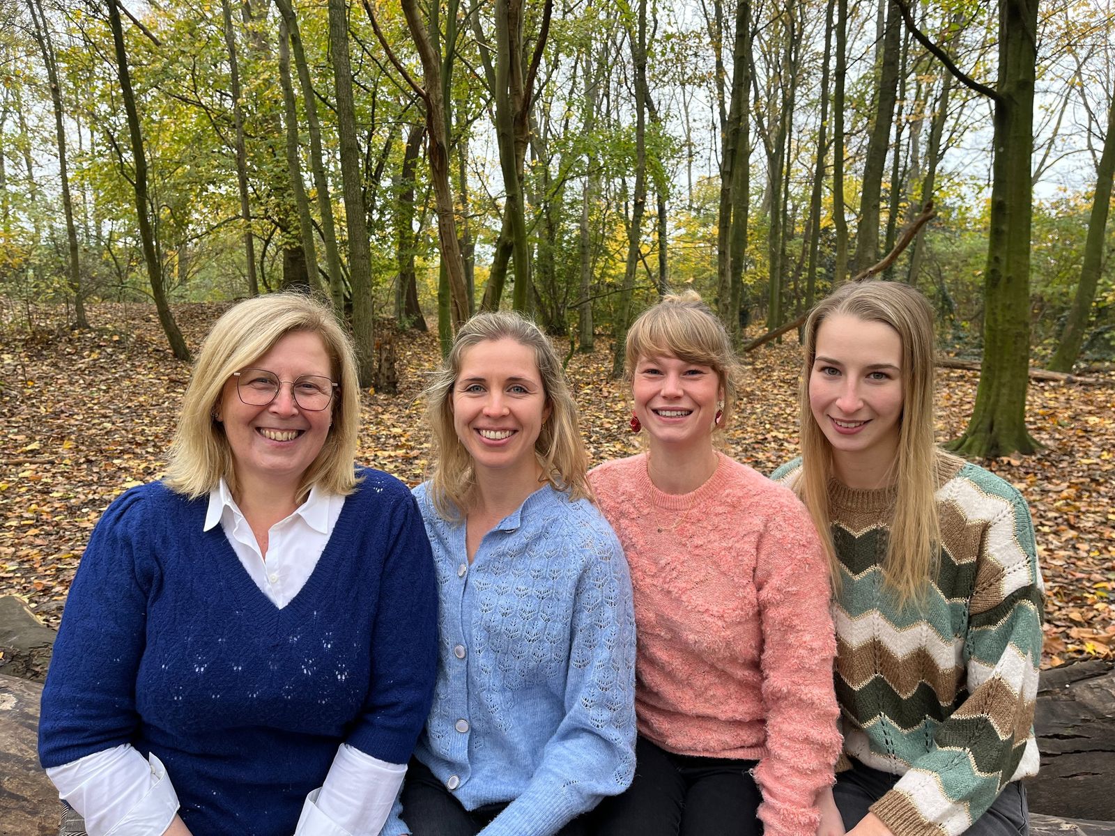 Het team van KURA.care Thuisverpleging in het herfstbos